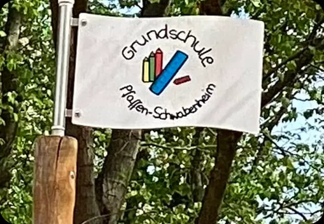 Eine weiße Flagge mit dem Logo der Grundschule Pfaffen-Schwabenheim