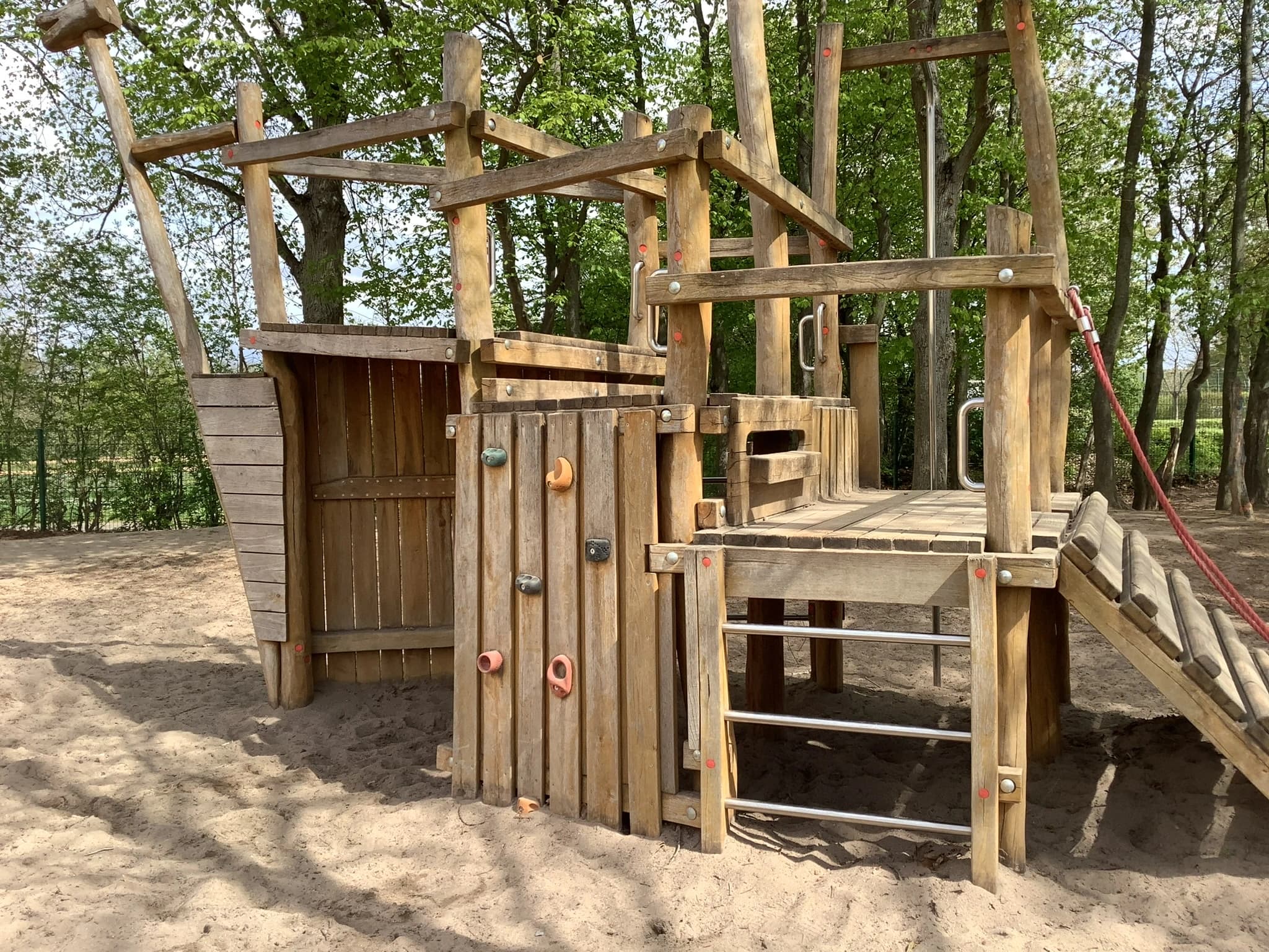 Bild des Klettergerüsts im Sandkasten